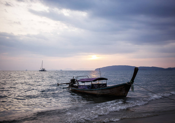 Longtail boat on sunrise. Andaman Sea, Thailand - Foto, Imagem