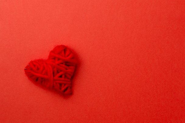 Червоне серце на червоному тлі. Концепція кохання до Дня Святого Валентина
. - Фото, зображення