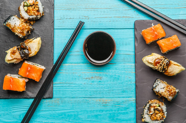 Sushi japonais aux fruits de mer, petits pains et baguette pour deux assiettes
 - Photo, image