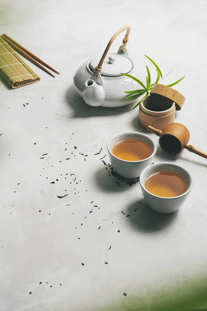 お茶セット、箸、竹マットとアジア料理のコンセプトは、あなた自身のデザインのための白い背景に. - 写真・画像