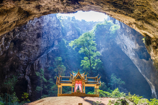 Caverna Phraya Nakhon. Parque Nacional Khao Sam Roi Yot na Tailândia
 - Foto, Imagem