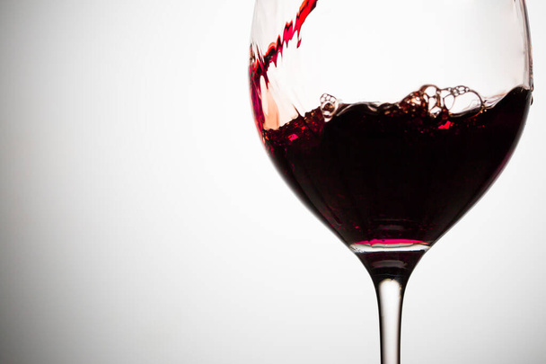 Half gevuld met een prachtige rode wijnglazen close-up - Foto, afbeelding