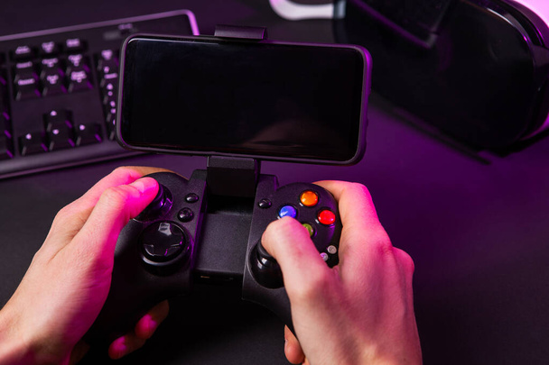 Mãos de homem jogando um jogo de computador com um joystick jogo. Conceito de espaço de trabalho Gamer
. - Foto, Imagem