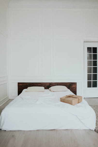 Fehér hálószoba ágy reggeli ágynemű évjárat reggel - Fotó, kép