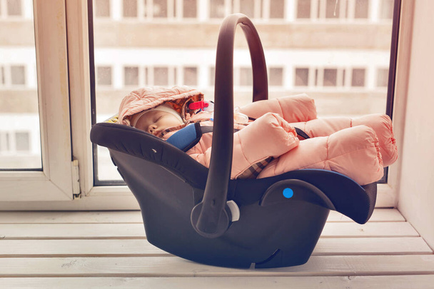 Концепция детства и безопасности - Девочка-младенец спит на детском автокресле
 - Фото, изображение