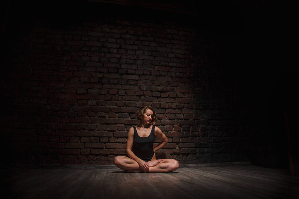 young girl doing yoga - Foto, Bild