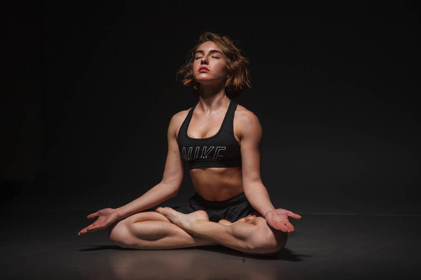 young girl doing yoga - Foto, afbeelding