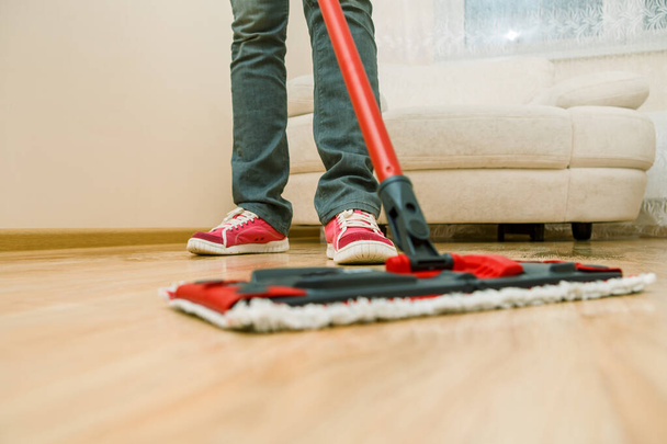 Kuva miehen jalat moppi pesukone lattia asunnossa
 - Valokuva, kuva