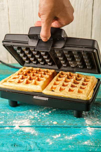 Waffle ızgarasında waffle. Evde waffle yapıyorum. Aşçılık arkaplanı. - Fotoğraf, Görsel
