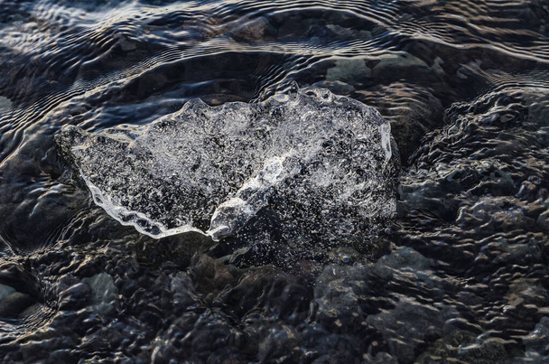 témpanos de hielo en la orilla de la laguna glacial fontastic Jokulsarlon al atardecer. Sudeste de Islandia, Europa. Paisaje fantástico
 - Foto, imagen