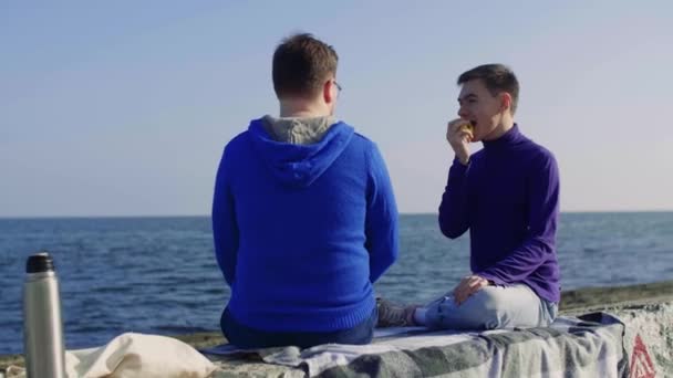 dva gayové sedí na moři - Záběry, video