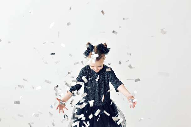 Festa, feriados, ano novo e conceito de celebração - Criança feminina jogando confete
. - Foto, Imagem