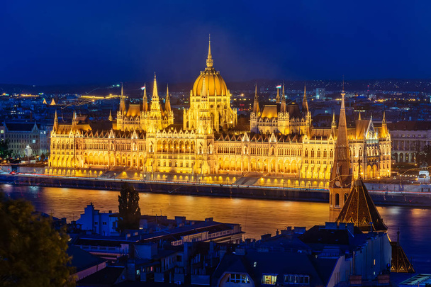 Budapeşte Parlamentosu 'na. Macar Parlamento Binası, Kraliyet Sarayı ve Tuna Nehri manzarası. - Fotoğraf, Görsel