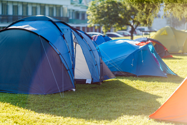 Палатки кемпинг в красивом природном месте, ранний вечер
 - Фото, изображение