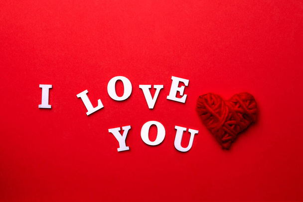 Ben de seni seviyorum. Kırmızı arkaplanda beyaz harflerin yazılışı. - Fotoğraf, Görsel
