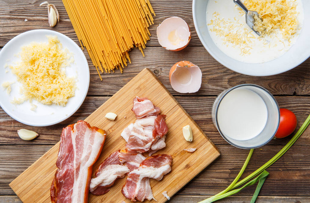 Fotografie van vers voedsel voor pasta op houten bruin bord - Foto, afbeelding