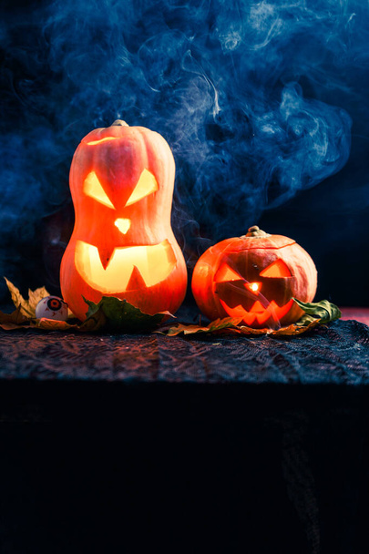Halloween zdjęcie dwóch dyń i gałek ocznych na czarnym tle z dymem - Zdjęcie, obraz