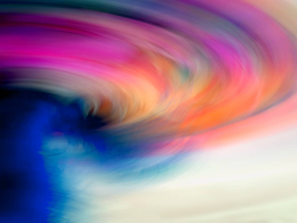 Abstrakcyjne zdjęcie tornada Pokazującego Spinning Eye of the Vortex na kolorowym tle ruchu. - Zdjęcie, obraz