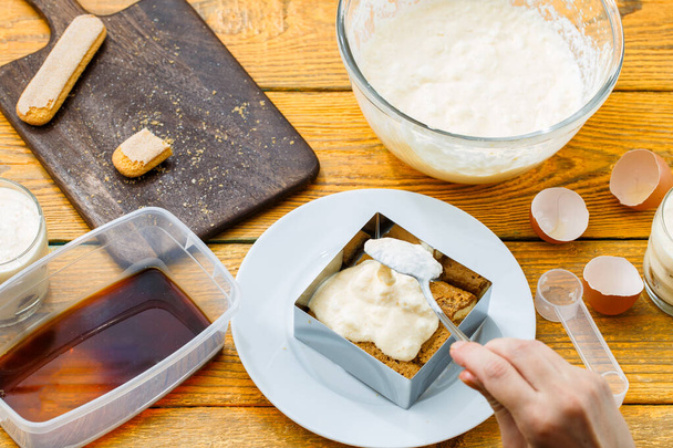 Фото приготовления тирамису из печенья, творога, кофе, кондитерских изделий
 - Фото, изображение