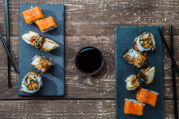 Sushi japonais aux fruits de mer, petits pains et baguette pour deux assiettes
 - Photo, image