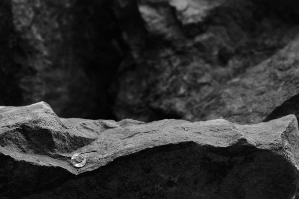 Um único diamante no topo de uma fenda de rocha com um fundo desfocado
 - Foto, Imagem