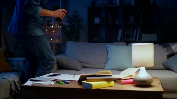 A young man brings coffee and continues to study at home at night. - Filmagem, Vídeo