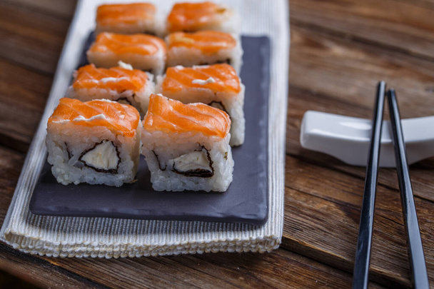 Délicieux petits pains frais avec gros plan saumon, thème traditionnel japonais
 - Photo, image