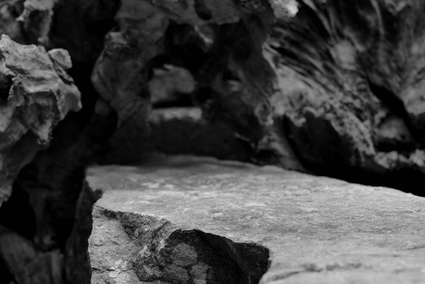 Szczyt półki skalnej, pokazujący dolną część ostrości na krawędziach Mineral Stepped Edge, prowadzący do zamglonego wejścia do Jaskini Drzewa. - Zdjęcie, obraz