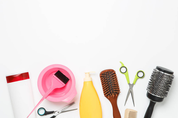 Imagen de objetos para peluquería, secador de pelo, peine, tijeras aisladas sobre fondo blanco. Espacio vacío para texto arriba
 - Foto, Imagen