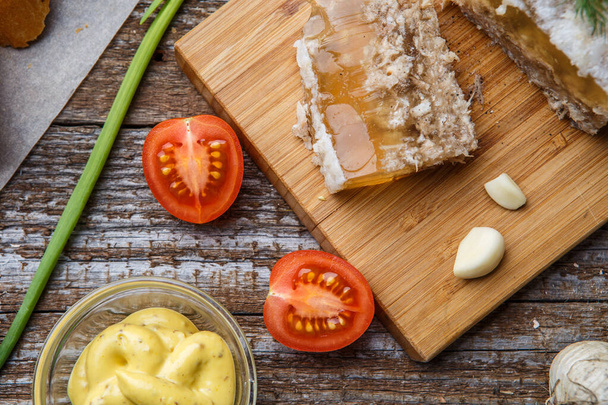 テーブルの上にマスタード、パン、トマト、ニンニクと自家製ゼリー肉。フード、伝統的なロシア料理 - 写真・画像