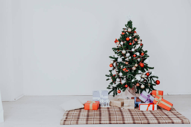Різдвяна ялинка з представляє іграшок з Гарланд новий рік - Фото, зображення