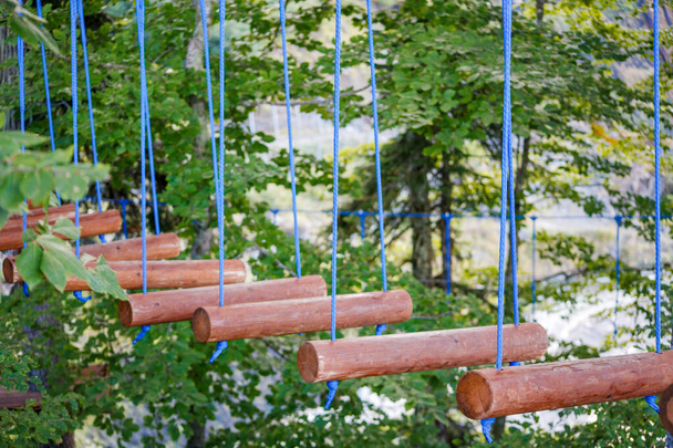 Foto di scaletta di corda nel parco estivo nel pomeriggio
 - Foto, immagini