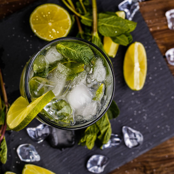 Photo above glass of mojito with ice mint - Foto, Imagem