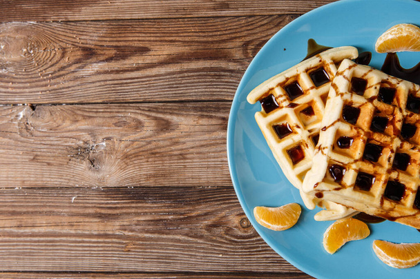 Mavi tabakta ev waffle 'ı fotoğrafı. - Fotoğraf, Görsel
