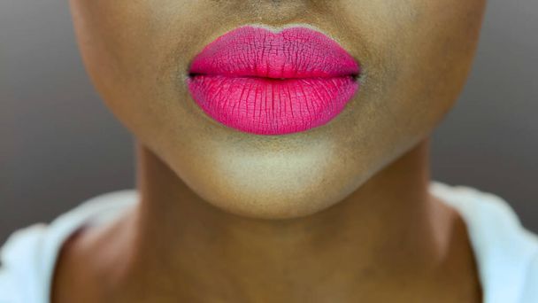 Pretty black woman, pink matte lipstick - Фото, зображення