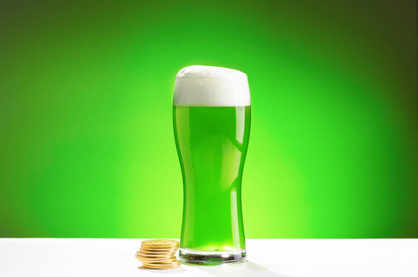 Verre de bière verte fraîche et froide sur un comptoir de bar en bois dans un pub. Concept pour la Saint-Patrick
. - Photo, image