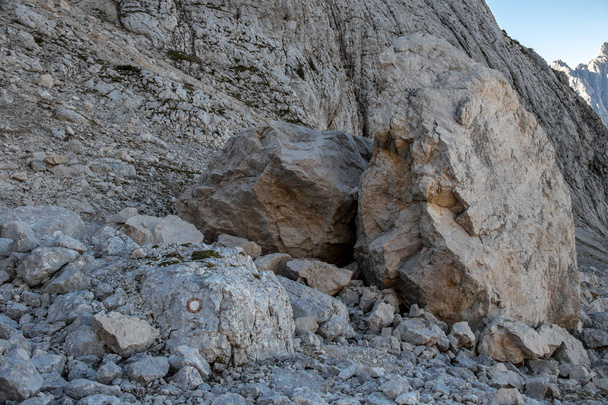 Trail blaze con grande roccia dietro di esso
 - Foto, immagini