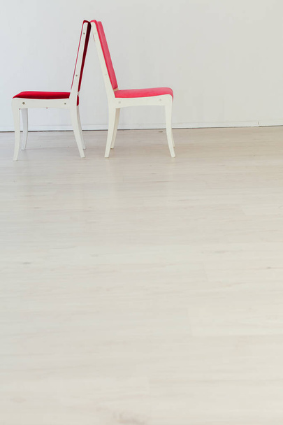 δύο καρέκλες στο εσωτερικό ενός λευκού δωματίου - Φωτογραφία, εικόνα