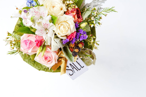 Изображение сверху романтического букета розовых роз, лилий, зеленых листьев с открыткой на белом фоне
 - Фото, изображение