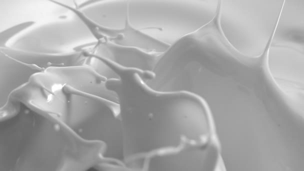 Witte vloeistof of melkvloeistof spatten in langzame beweging - Video