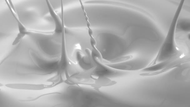 Witte verf druppels spatten in slow motion - Video
