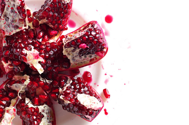 Pomegranate slices in plate - Foto, afbeelding