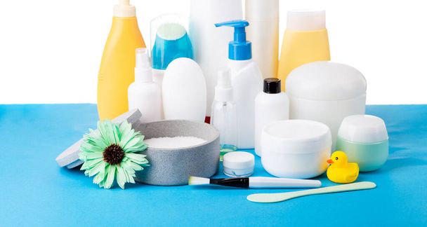 Beaucoup de différents produits cosmétiques pour les soins personnels sur table bleue
 - Photo, image