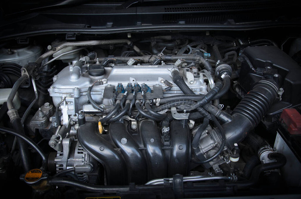 Крупним планом зображення двигуна автомобіля
 - Фото, зображення