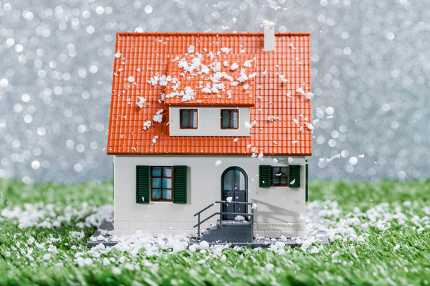 緑の芝生の上のおもちゃの家の写真スポットとグレーの背景 - 写真・画像