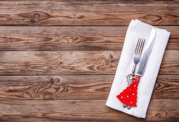 Ajuste de mesa de Navidad con tenedor y cuchillo, juguete de Navidad decorado - abeto rojo. Fondo de vacaciones de Navidad
. - Foto, imagen