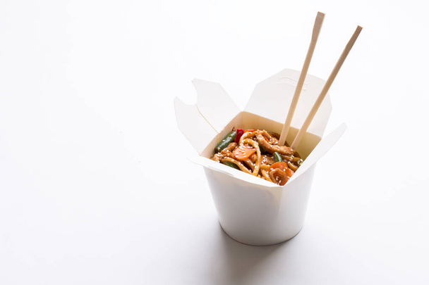Beyaz zemin üzerinde karton kutuda erişte wok - Fotoğraf, Görsel