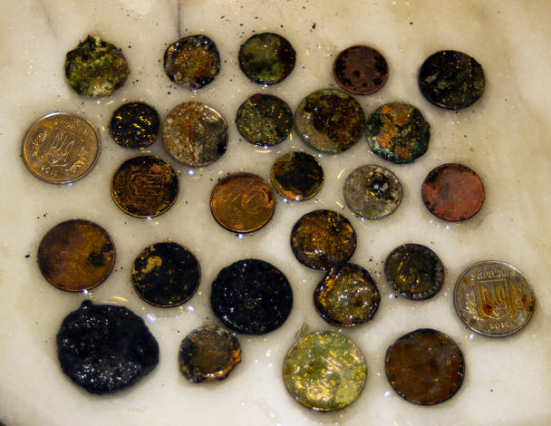 Fotografie zlatých a stříbrných mincí nasbíraných pomocí podmořského detektoru kovů. Hledání pokladů a turistické dobrodružství na pozadí. - Fotografie, Obrázek
