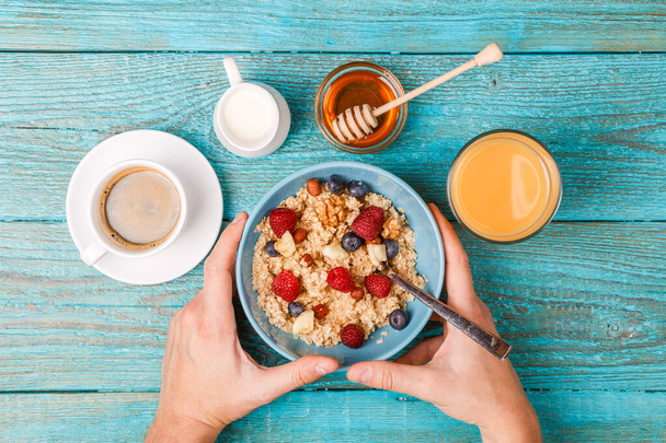 Waffle, yulaf ezmesi, mısır gevreği, kahve, meyve suyu ve taze böğürtlenli kahvaltı masası. Sağlıklı kahvaltı. - Fotoğraf, Görsel
