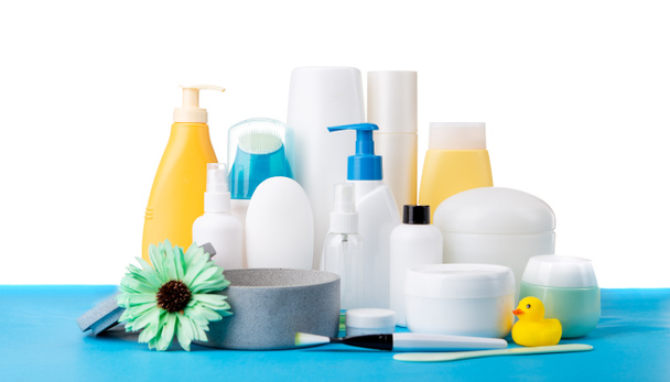 Un sacco di diversi prodotti cosmetici per la cura personale sulla tavola blu
 - Foto, immagini